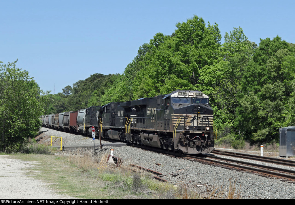 NS 7689 leads train 350-28 eastbound
